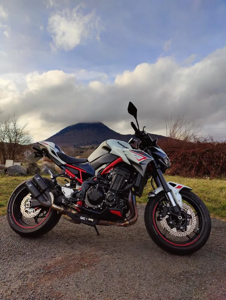 moto garées devant une montagne.