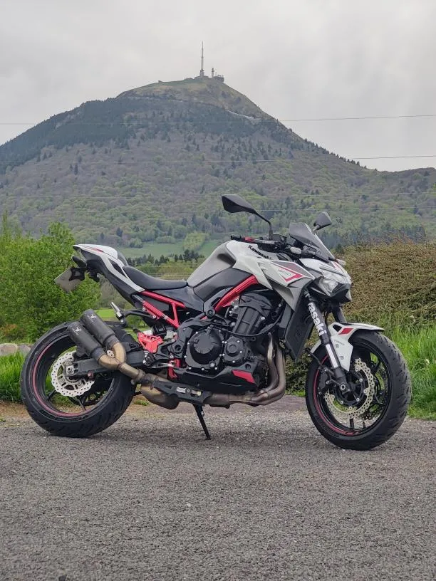 moto garées devant une montagne.