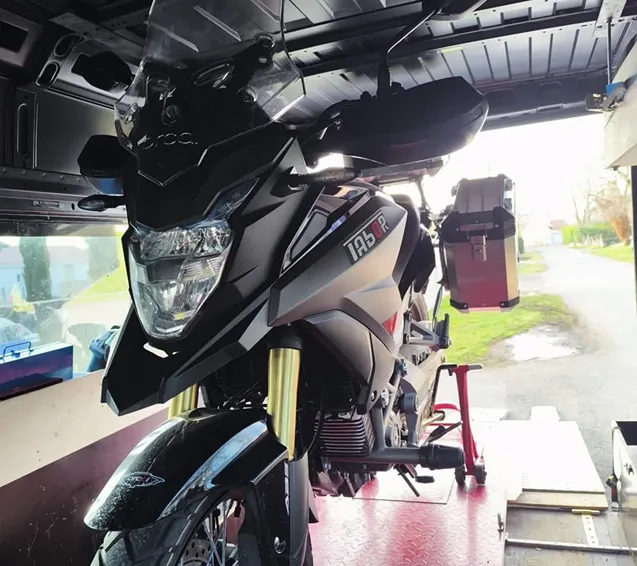 Moto Kawasaki noire garée, vue de trois-quarts.