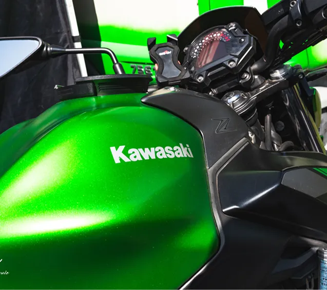 Réservoir de Kawasaki vert avec compteur de vitesse.