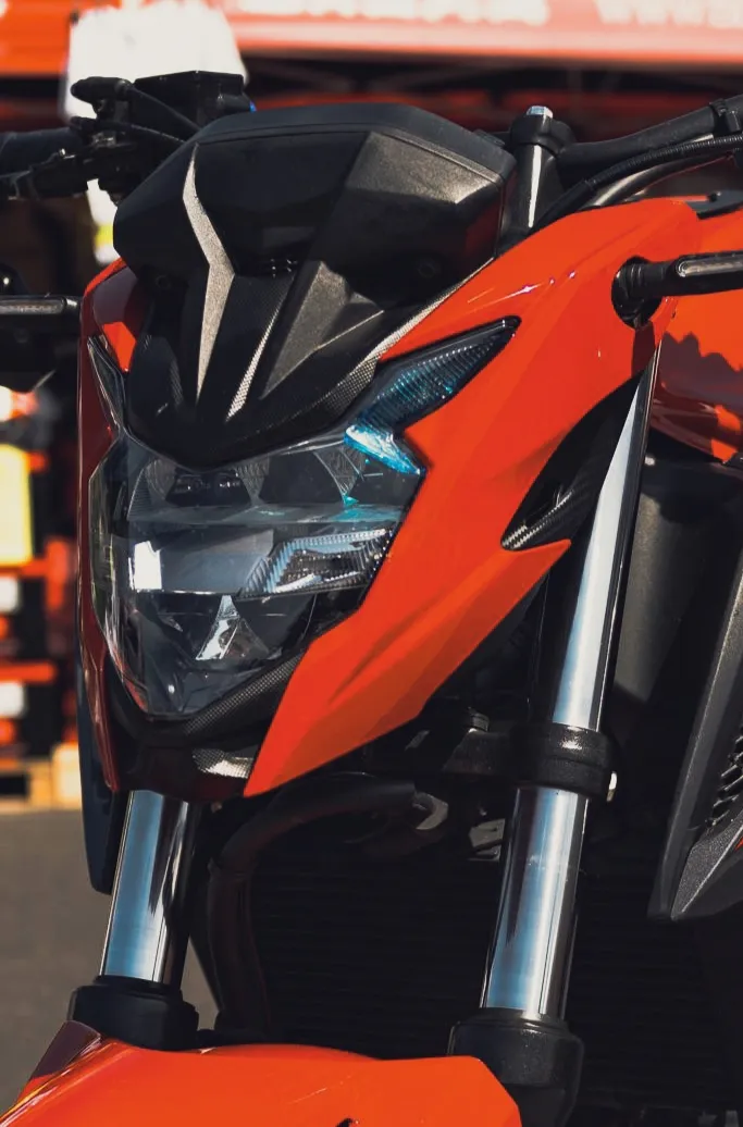 Moto orange, vue de face avec phare.