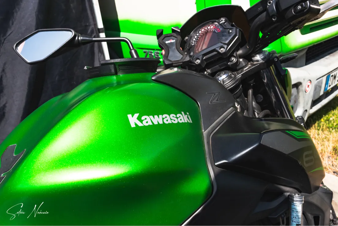 Réservoir de moto Kawasaki vert avec compteur.
