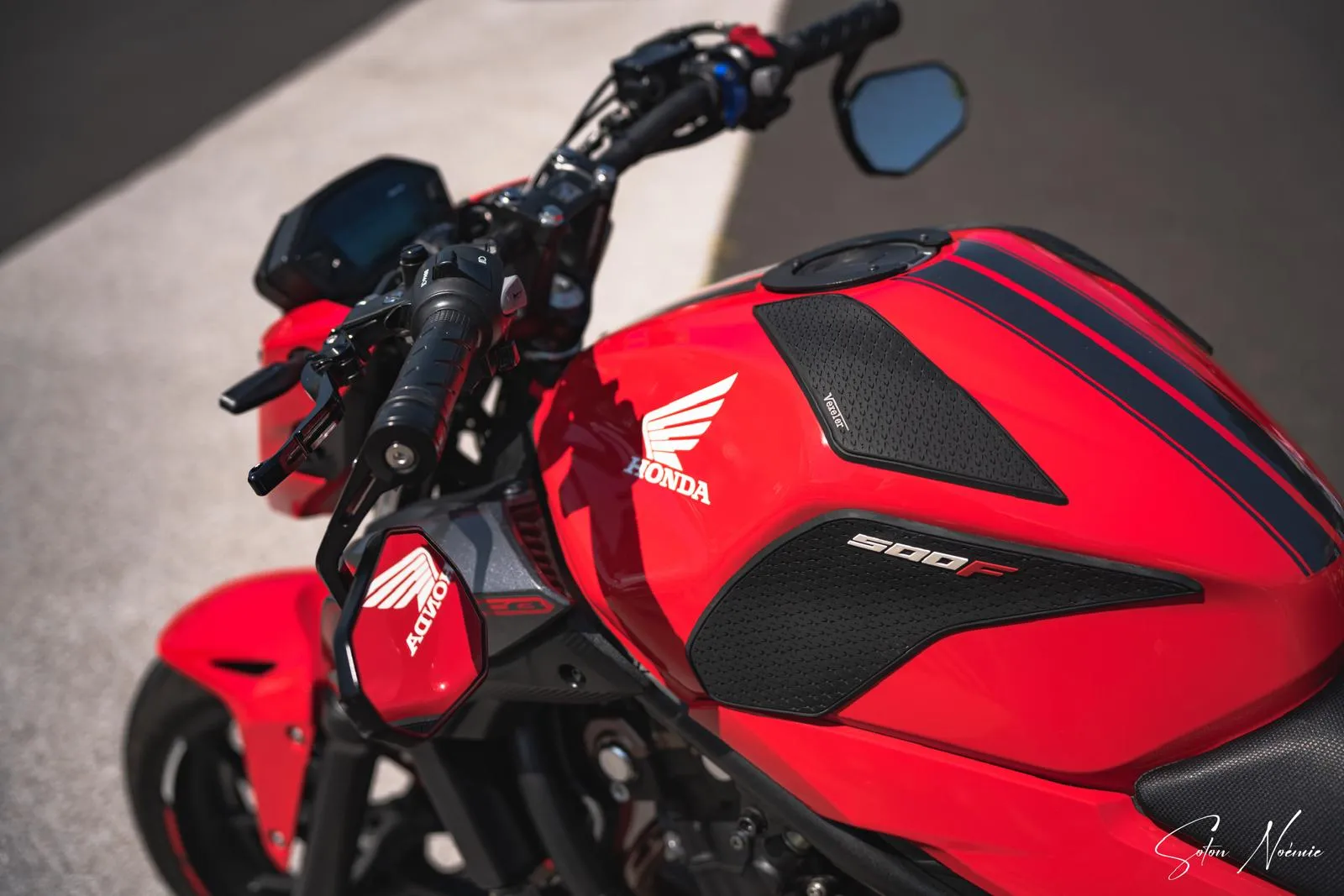Gros plan d’une moto Honda rouge.